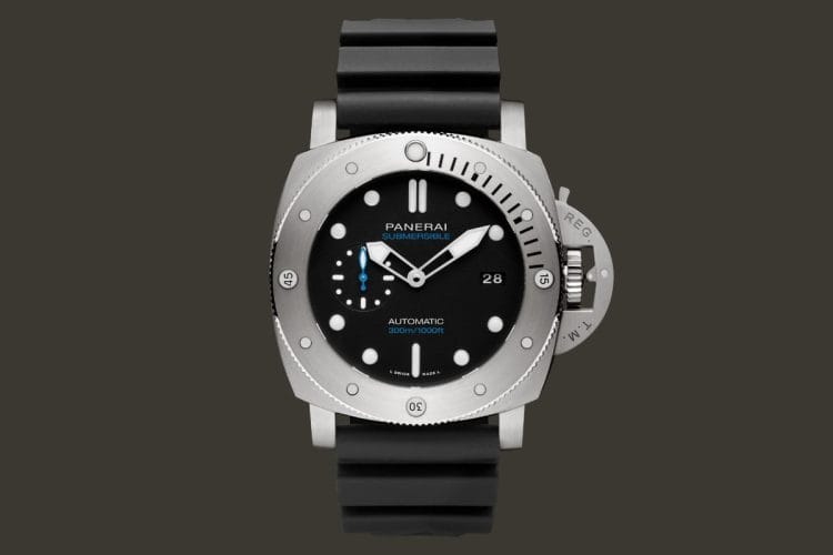 Panerai Submersible PAM02305 Titanio Orologio diver Panerai Submersible PAM02305 in titanio con quadrante nero, iconico ponte proteggi-corona e cinturino in caucciù, vista frontale.