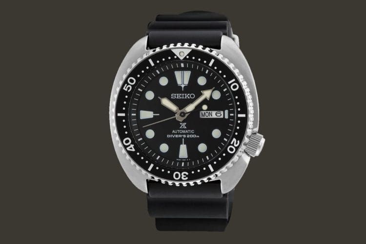 Seiko Prospex Turtle SRPE93 Orologio Seiko Prospex Turtle SRPE93 con cassa a cuscino in acciaio, quadrante nero e cinturino in silicone, vista frontale.