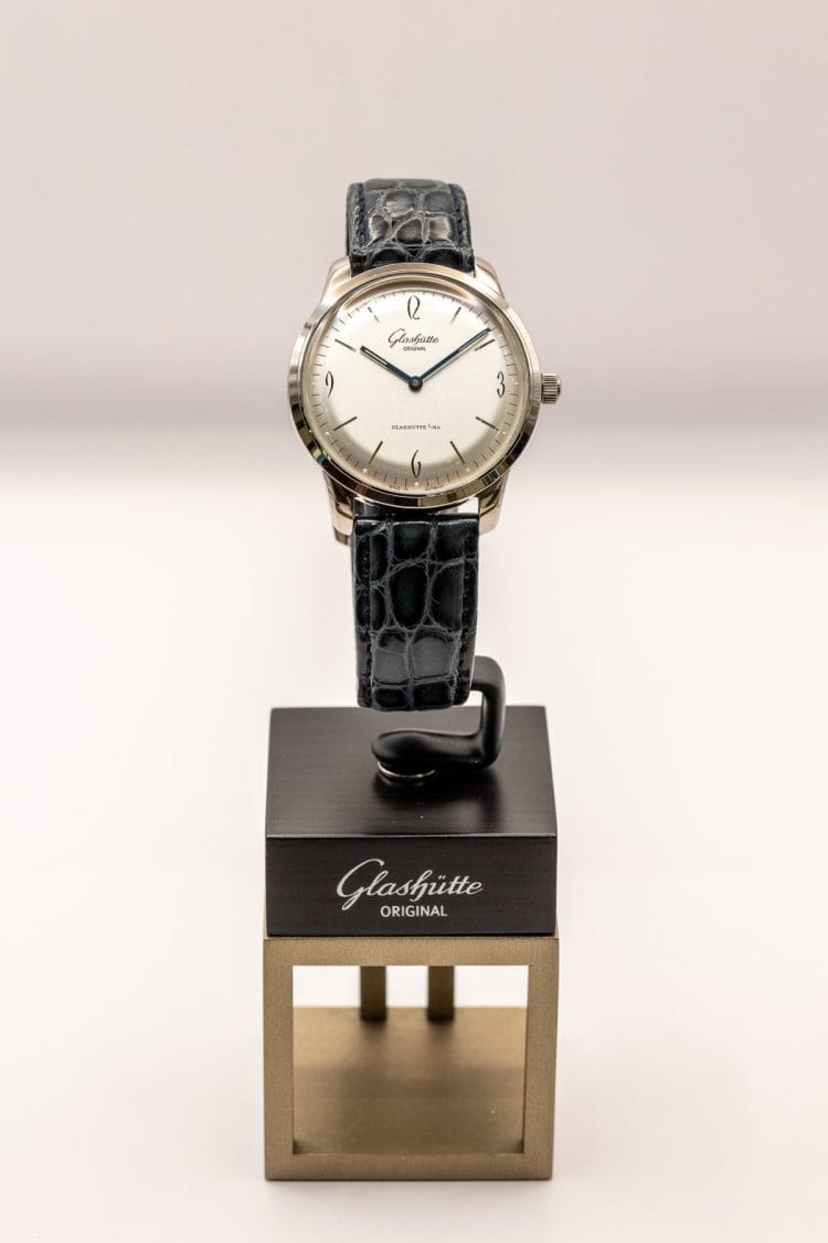 Senator Sixties oro bianco ref. 49-12-01-04-04 esposto sullo stand espositore ufficiale Glashütte Original presso Florindo Rossi a Parma.