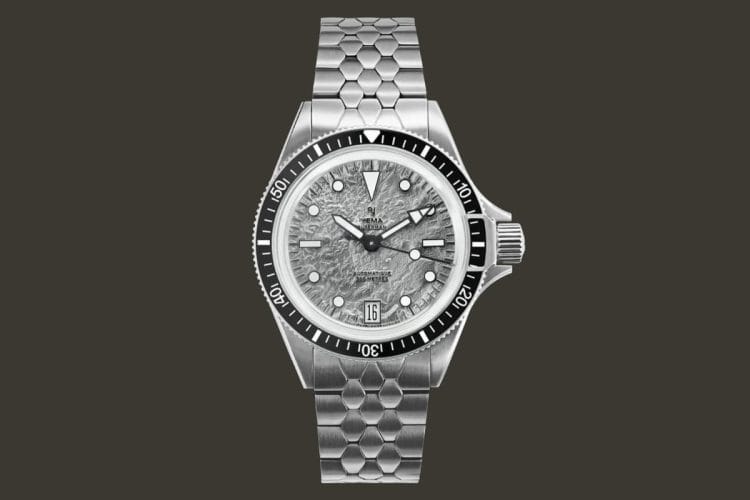 Yema Superman Titanium MoonTide CMM.11 Limited Edition Orologio Yema Superman Titanium MoonTide con quadrante grigio a texture lunare, iconico blocco della lunetta e bracciale in titanio a scaglie, vista frontale.