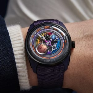 Atowak Mars Age Phantom Violet al polso, Special Edition limitata a 102 pezzi.