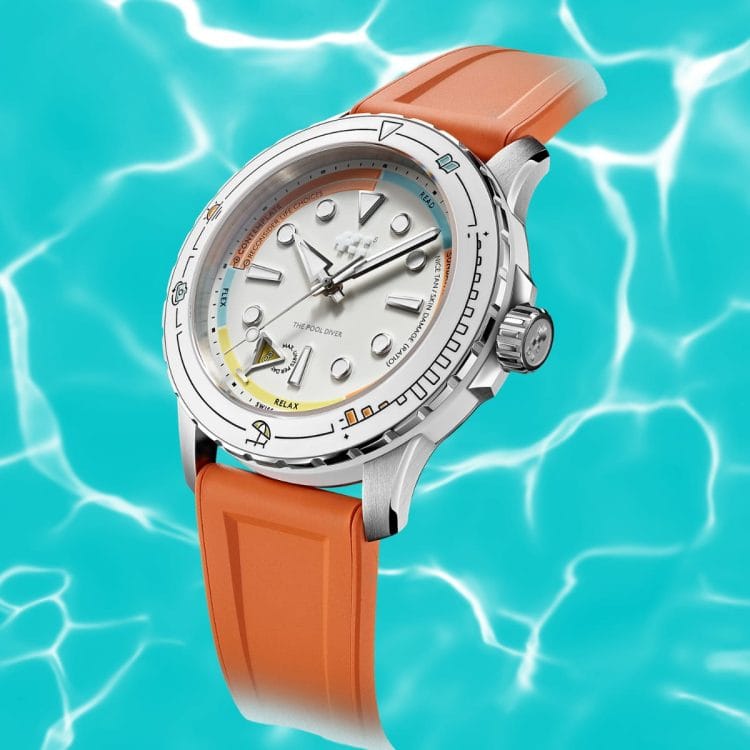 Christopher Ward C60 Pool Diver visto di lato con cinturino Aquaflex arancio e cassa in acciaio da 41mm con ghiera ceramica bianca.
