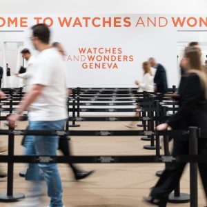 Folla di visitatori all'ingresso principale del Palexpo per il salone Watches and Wonders 2027 a Ginevra.