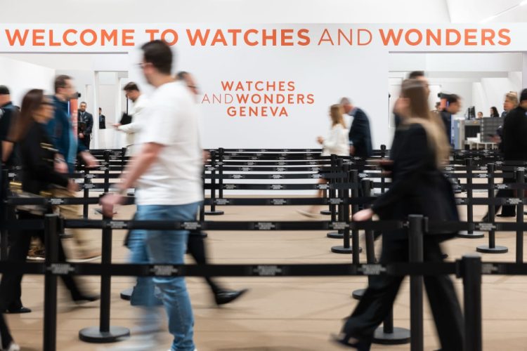 Ingresso Watches and Wonders 2027 al Palexpo di Ginevra Folla di visitatori all'ingresso principale del Palexpo per il salone Watches and Wonders 2027 a Ginevra.