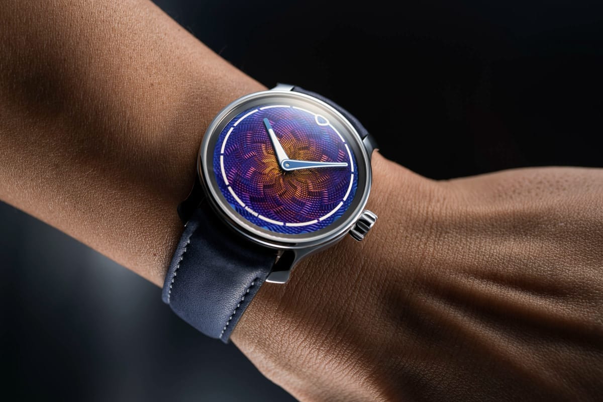 Il 37.06 Lightning al polso Ming 37.06 Lightning da 38 mm al polso con cinturino Barenia blu.