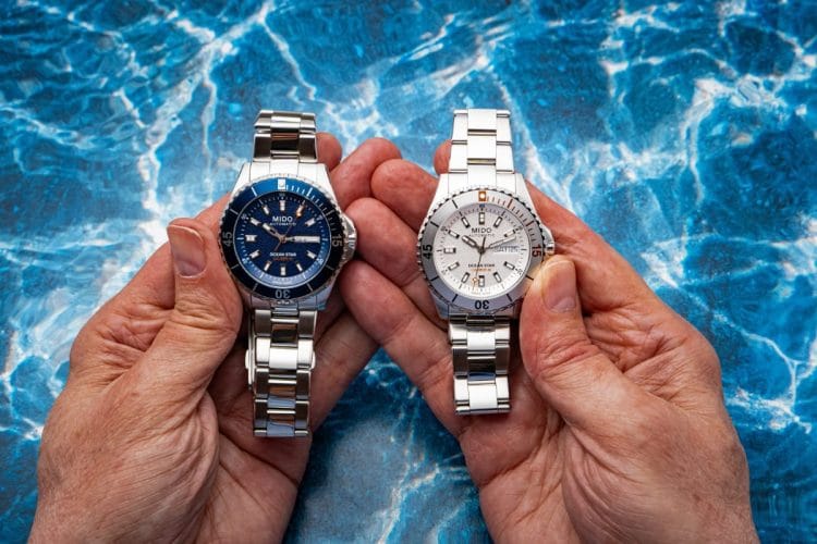 Due nuovi orologi Mido Ocean Star 200 da 41 mm tenuti in mano, varianti grigia e blu a confronto.