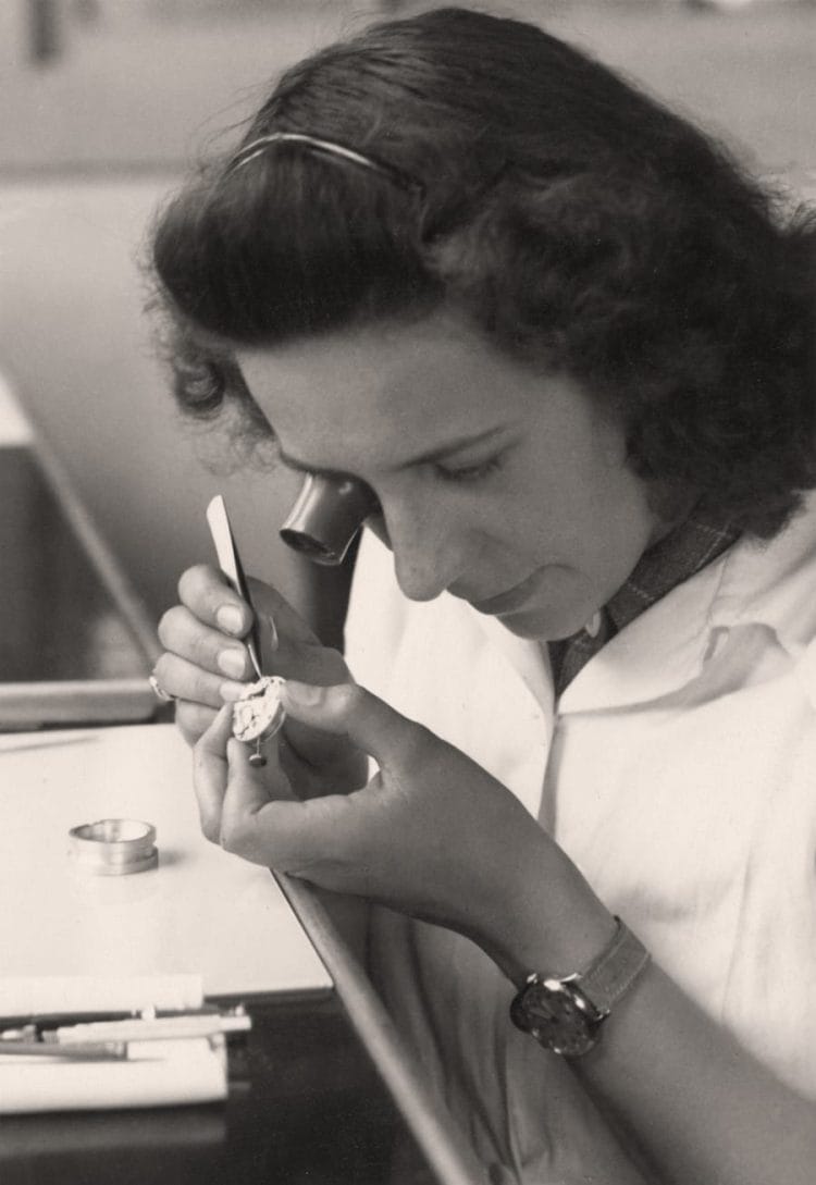 Le mani che salvarono Glashütte Original: orologiaia al VEB GUB negli anni '50 Orologiaia del VEB GUB di Glashütte al lavoro con lente d'ingrandimento, anni '50.