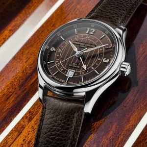 Frederique Constant Classics Runabout Automatic GMT con quadrante marrone teak su cinturino in pelle.