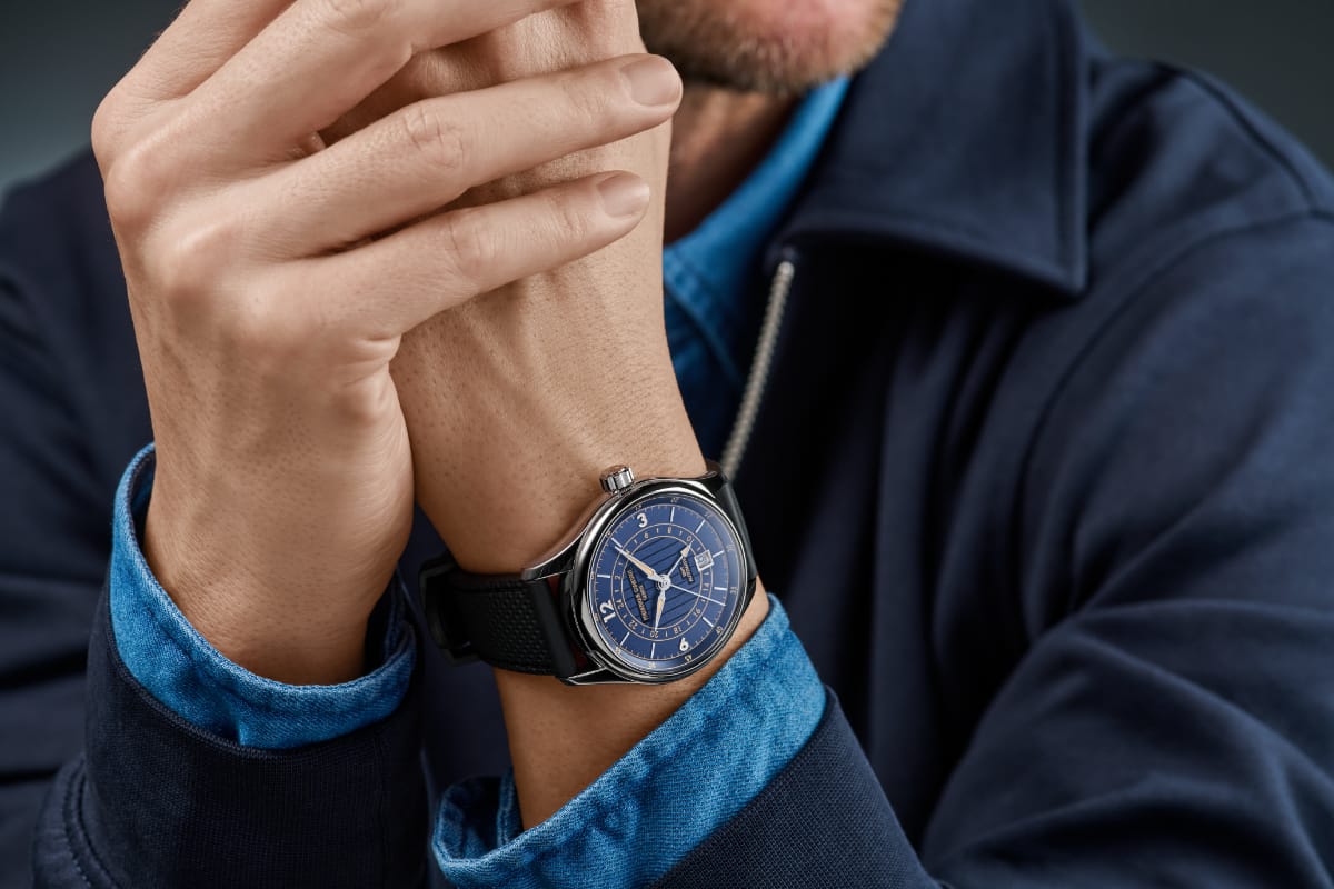 Frederique Constant Classics Runabout Automatic GMT al polso Frederique Constant Classics Runabout Automatic GMT con quadrante blu navy indossato al polso