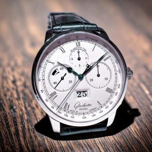 Glashütte Original Senator Chronograph Panorama Date in platino edizione limitata 2014, primo orologio equipaggiato con il Calibro 37-01.