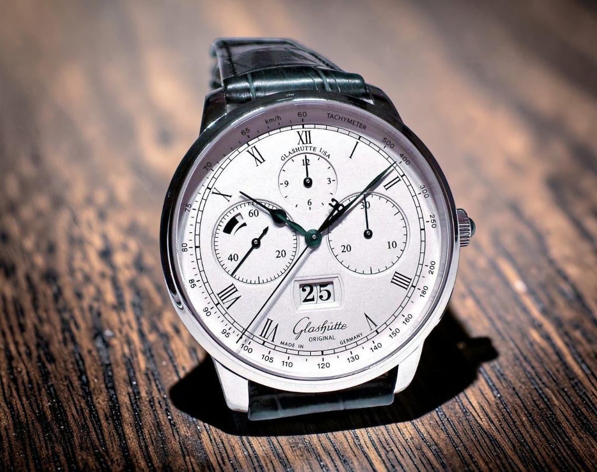 Glashütte Original Senator Chronograph Panorama Date in platino edizione limitata 2014, primo orologio equipaggiato con il Calibro 37-01.