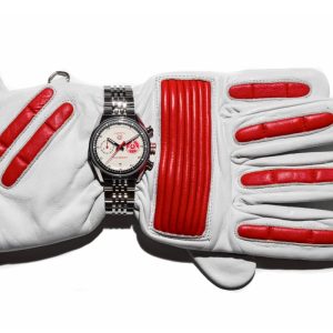 TAG Heuer Carrera Chronograph x Team Ikuzawa con guanto da pilota - edizione limitata 150 pezzi.