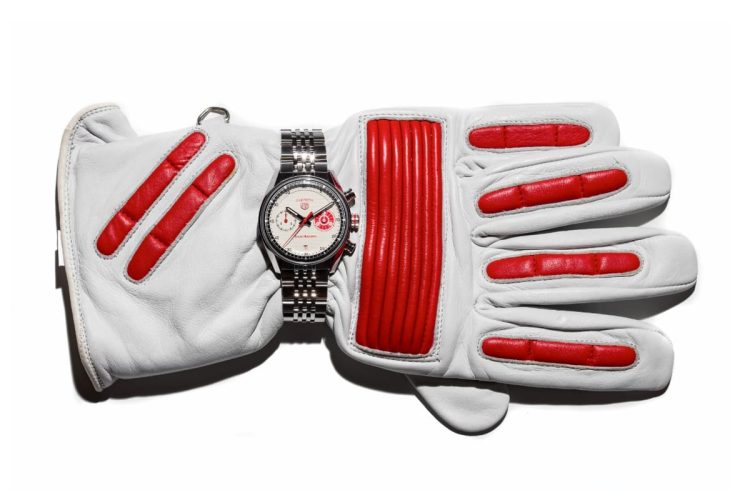 TAG Heuer Carrera Chronograph x Team Ikuzawa con guanto da pilota - edizione limitata 150 pezzi.