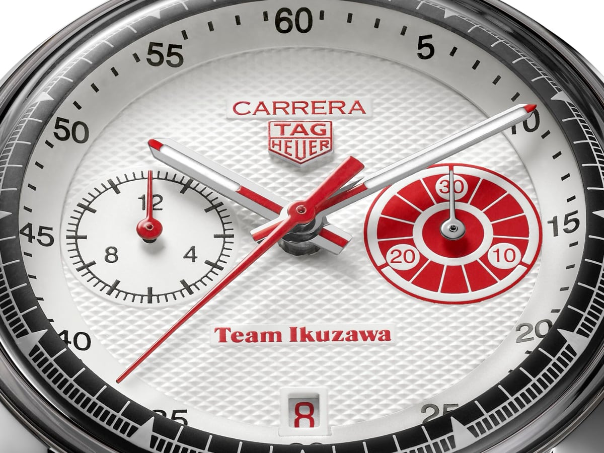 TAG Heuer Carrera Chronograph x Team Ikuzawa - dettaglio macro quadrante bicompax e texture Clou de Paris Macro del quadrante Clou de Paris del TAG Heuer Carrera Chronograph x Team Ikuzawa con lancette in lacca rossa e contatore minuti a ore 3