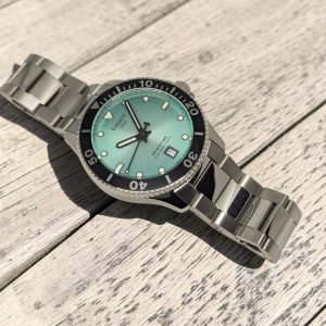 Tissot Seastar 1000 40 mm con quadrante turchese su bracciale in acciaio.
