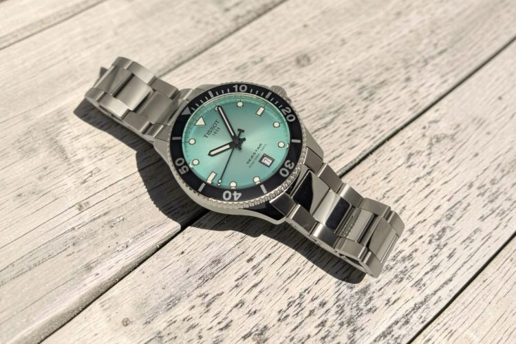 Tissot Seastar 1000 40 mm con quadrante turchese su bracciale in acciaio.