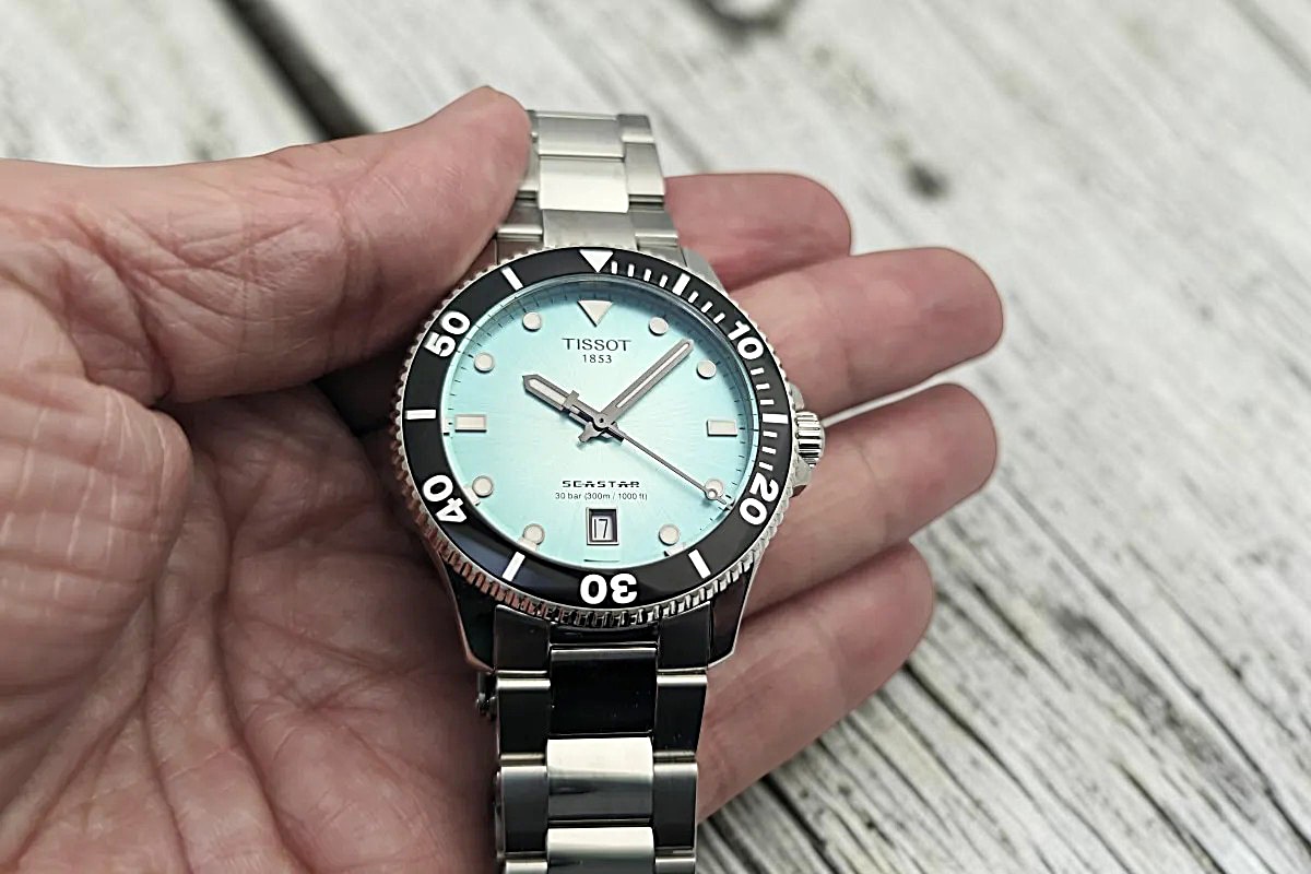 Tissot Seastar 1000 turchese tenuto in mano durante la prova di Orologi di Classe