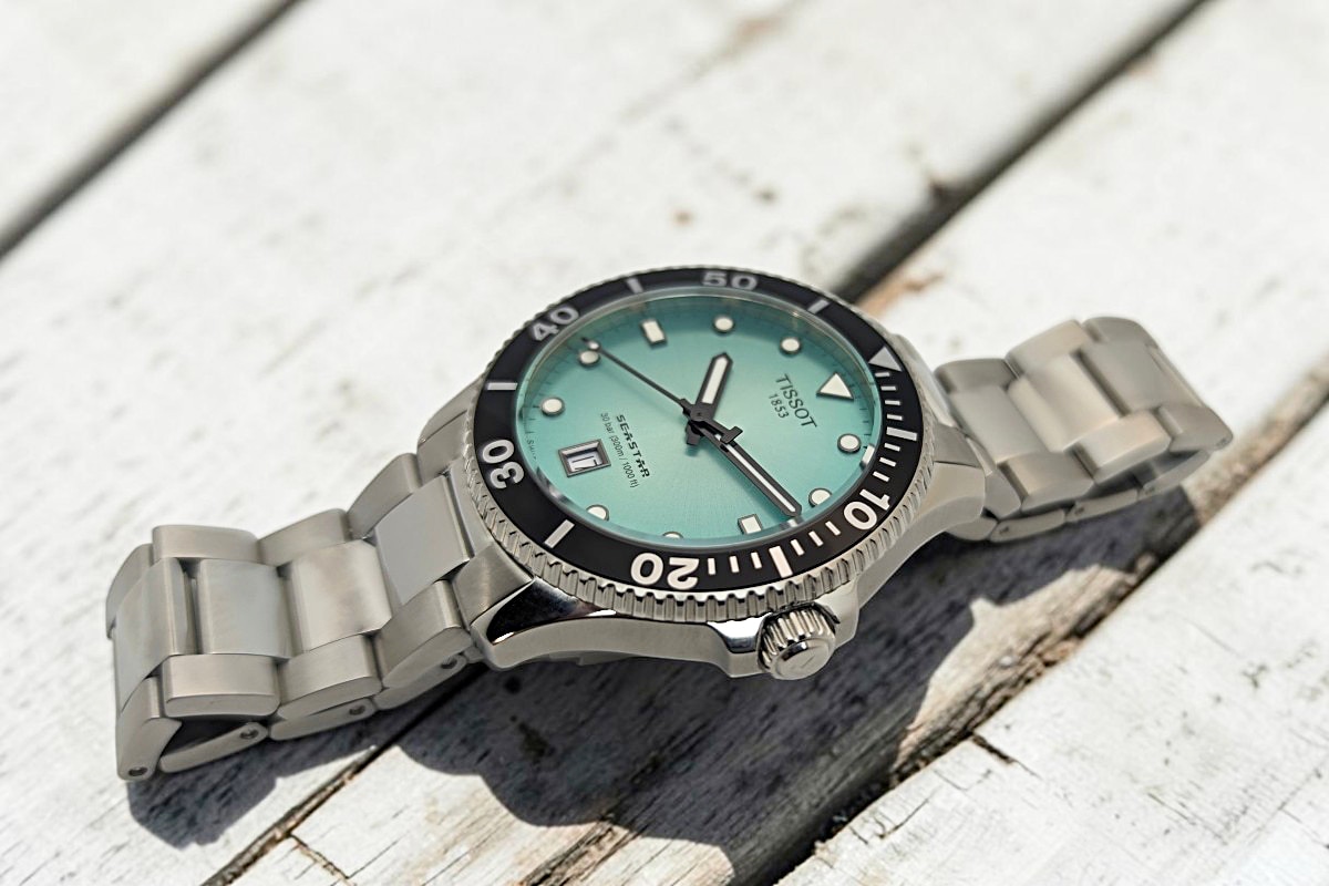 Profilo laterale del Tissot Seastar 1000 turchese che mostra lo spessore contenuto della cassa e la corona a vite