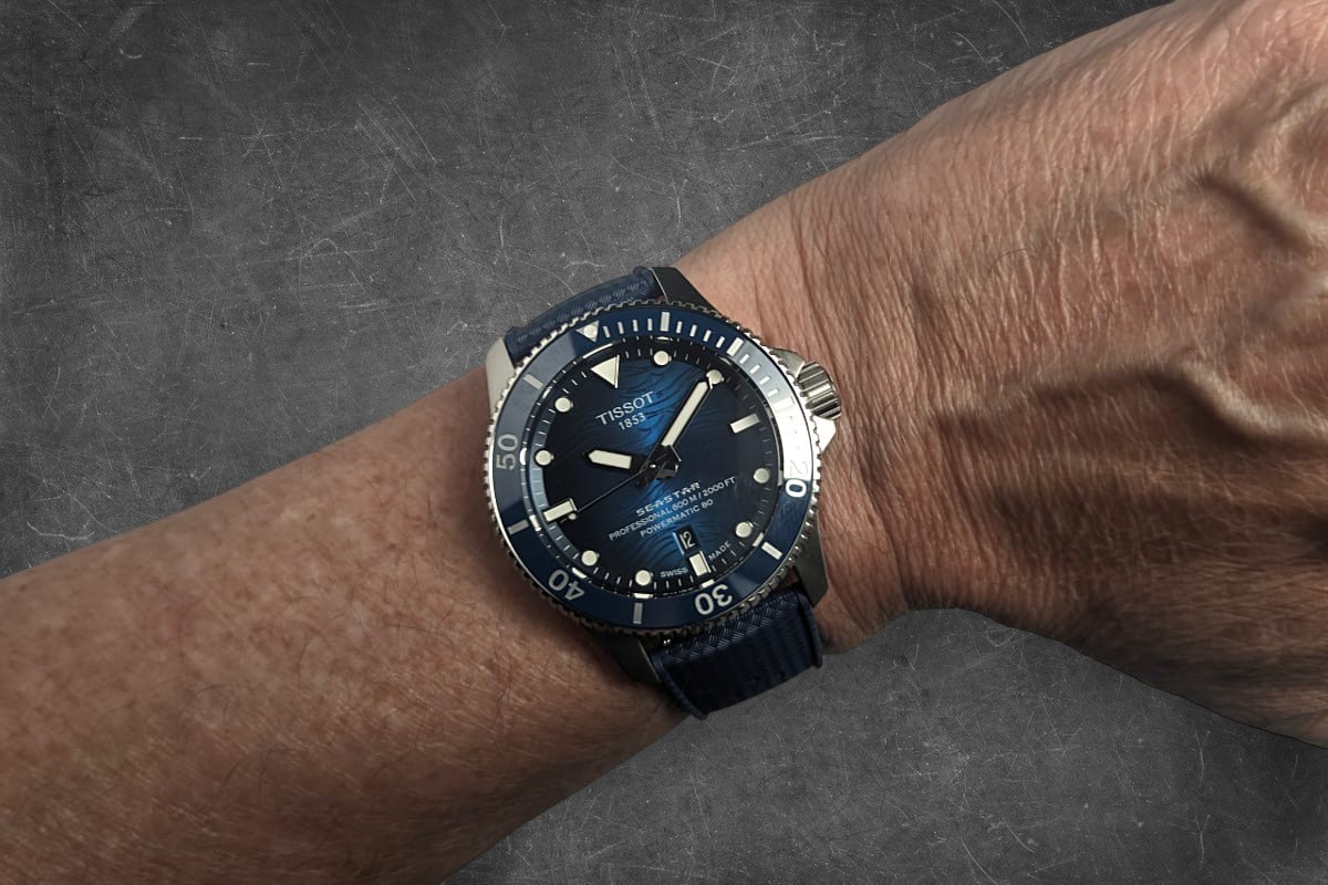 Tissot Seastar 2000 Professional al polso quadrante blu Tissot Seastar 2000 Professional da 44 mm su polso da 18 cm