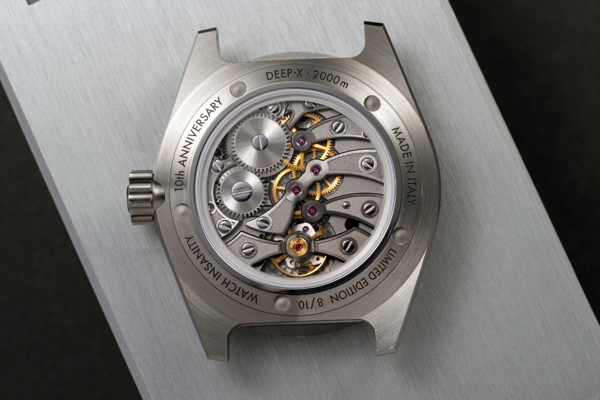 DEEP-X Watch Insanity - calibro OISA 1937 visibile dal fondello trasparente Watch Insanity DEEP-X - fondello trasparente con calibro OISA 1937 calibro 29-50 a cinque ponti e trattamento al rutenio