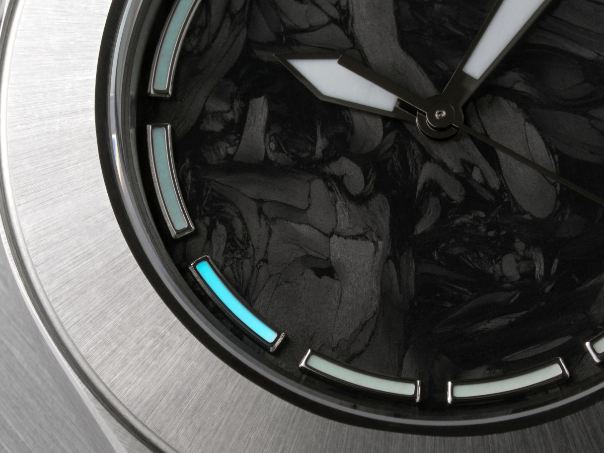 DEEP-X Watch Insanity - l'indice blu segna il numero dell'esemplare Watch Insanity DEEP-X - indice luminoso blu che indica il numero dell'esemplare nella Limited Edition da 10 pezzi