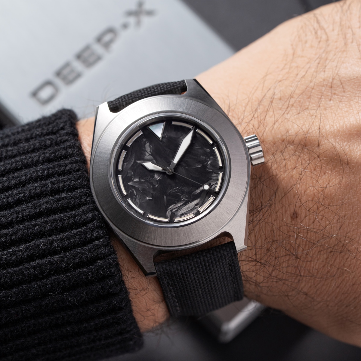 DEEP-X Watch Insanity al polso con cinturino Principe 1940 Watch Insanity DEEP-X al polso con cinturino Principe 1940 in polimero effetto tessuto