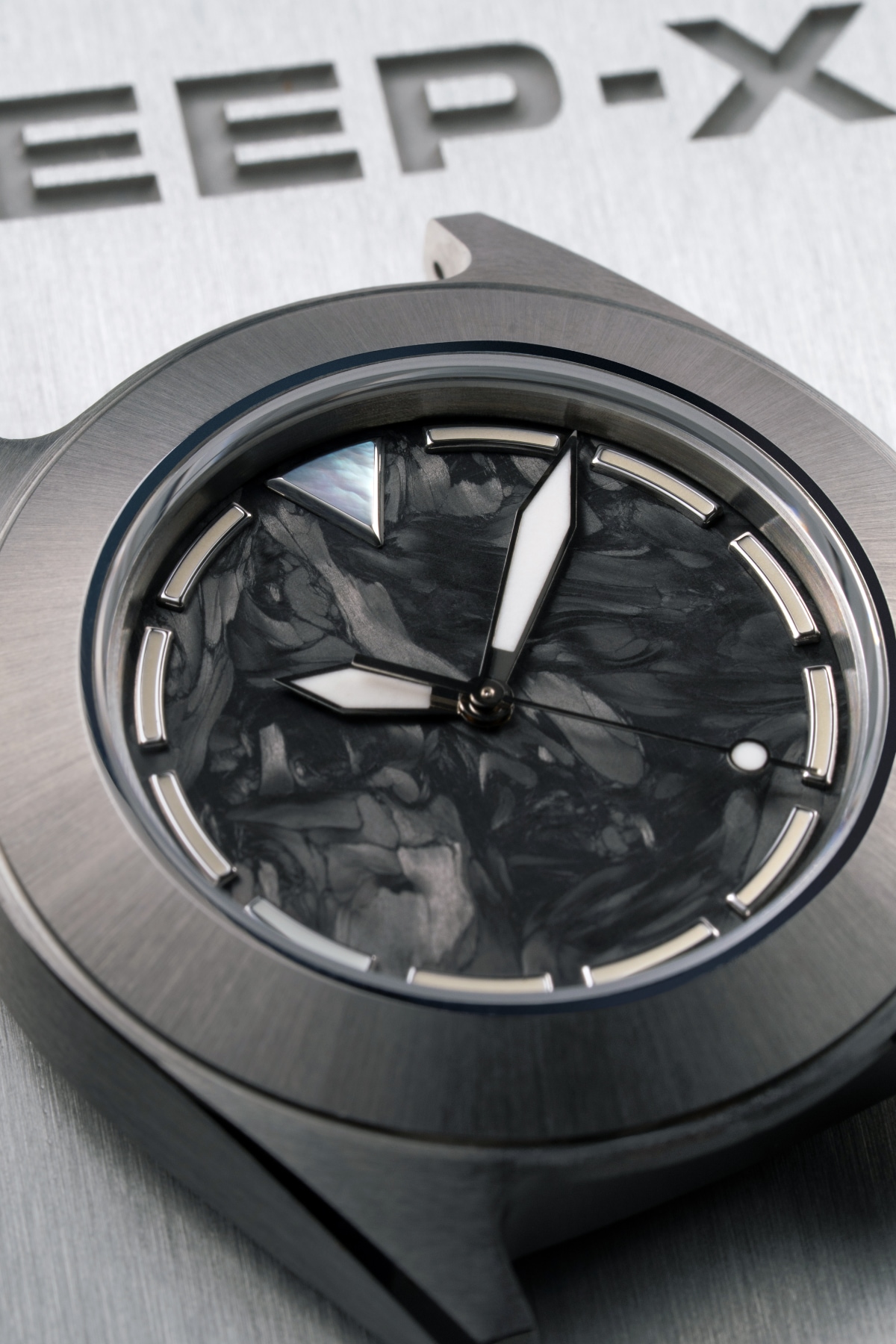 DEEP-X Watch Insanity - quadrante in carbonio forgiato firmato BludiMelo Watch Insanity DEEP-X - quadrante in carbonio forgiato design BludiMelo con indici a vaschetta e inserto in madreperla alle ore 12