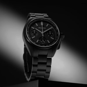 Bulova Lunar Pilot Black Hole 41 mm in PVD nero su sfondo scuro, vista tre quarti.