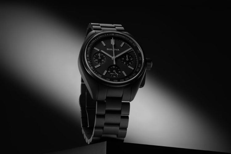 Bulova Lunar Pilot Black Hole 41 mm in PVD nero su sfondo scuro, vista tre quarti.