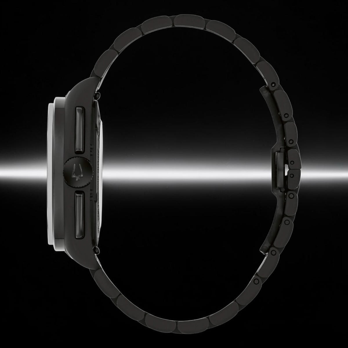 Vista laterale del Bulova Lunar Pilot Black Hole 41 mm con pompon del cronografo e corona in PVD nero opaco