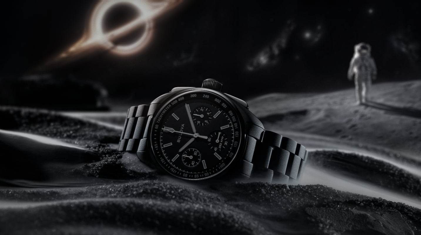 Bulova Lunar Pilot Black Hole posizionato sulla superficie lunare con astronauta sullo sfondo e buco nero nel cielo