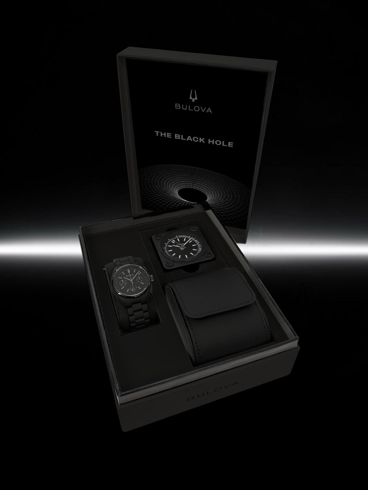 Confezione ufficiale del Bulova Lunar Pilot Black Hole con orologio, sveglia da viaggio ispirata alla capsula Apollo 15 e astuccio in pelle nera
