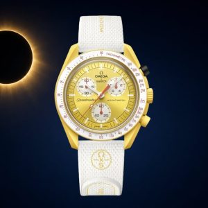 Omega x Swatch MoonSwatch Mission to the Sun Solar Eclipse con eclissi solare sullo sfondo.