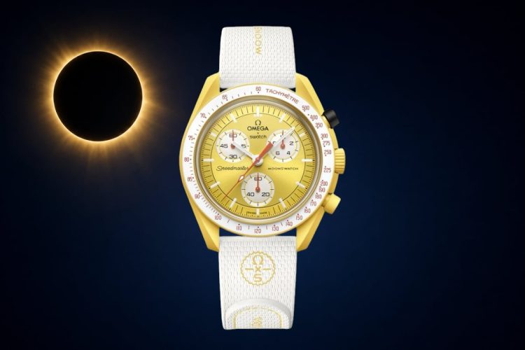 Omega x Swatch MoonSwatch Mission to the Sun Solar Eclipse con eclissi solare sullo sfondo.