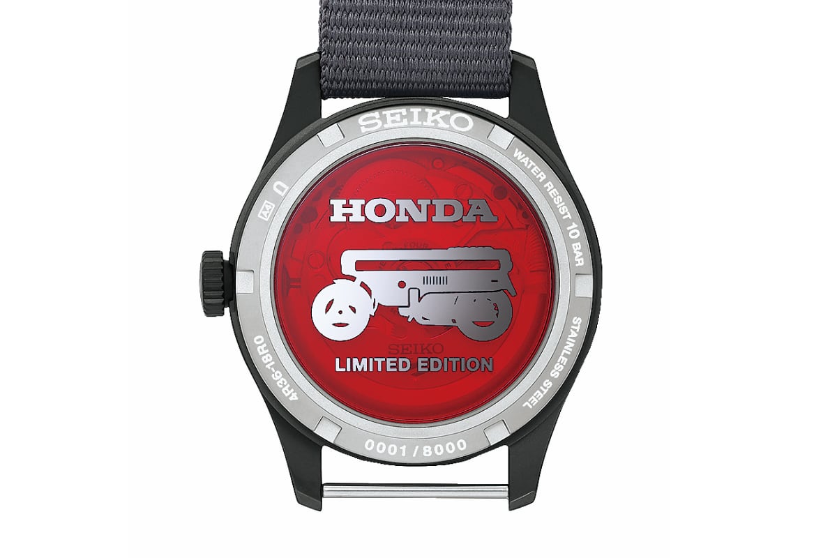 Seiko 5 Sports MOTOCOMPO HDB010K1 - fondello rosso trasparente con calibro 4R36 a vista Fondello trasparente rosso del Seiko 5 Sports MOTOCOMPO con silhouette Honda e numerazione Limited Edition
