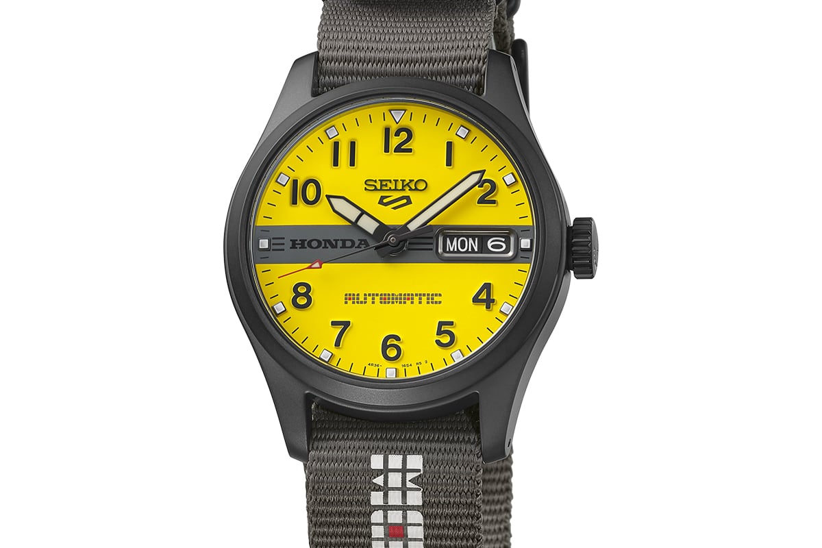 Seiko 5 Sports MOTOCOMPO HDB010K1 - quadrante giallo con scritta AUTOMATIC e fascia nera Honda Quadrante giallo del Seiko 5 Sports MOTOCOMPO con logo Honda e cinturino nylon grigio