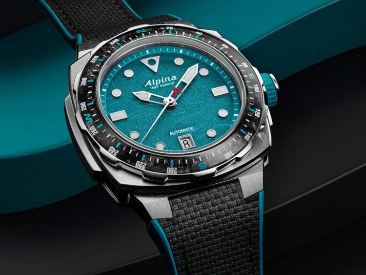Alpina Seastrong Extreme Automatic x Route du Rhum visto di lato sullo sfondo dell’oceano.