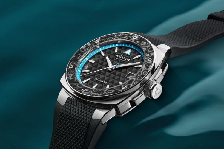 Alpiner Extreme Solarmetre x Route du Rhum visto di tre quarti con cinturino in gomma nera.