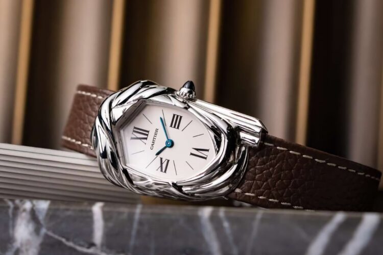 Cartier Cheich unico in oro bianco con cinturino marrone, venduto da Sotheby’s Hong Kong per 3,4 milioni di dollari.