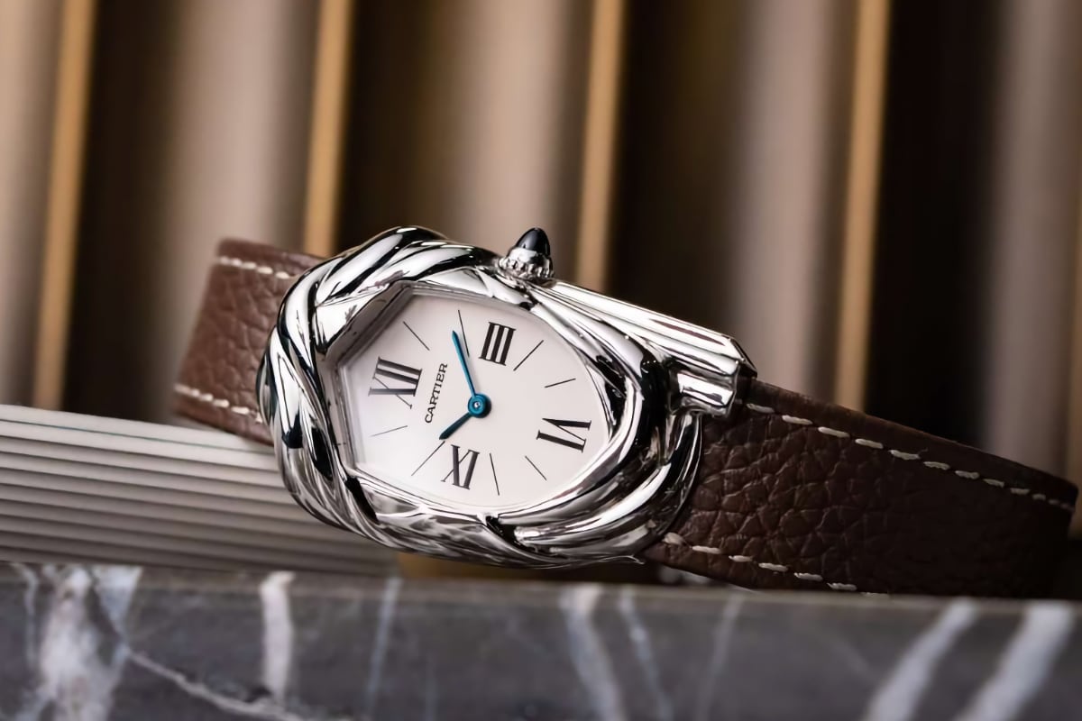 Cartier Cheich unico in oro bianco con cinturino marrone, venduto da Sotheby’s Hong Kong per 3,4 milioni di dollari.