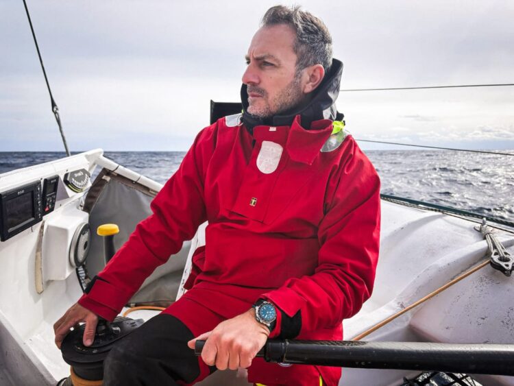 Eric Péron durante la navigazione per la Route du Rhum con Alpina al polso.