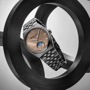 Frederique Constant Highlife Moonphase Date Manufacture 2026 con quadrante champagne rosé.