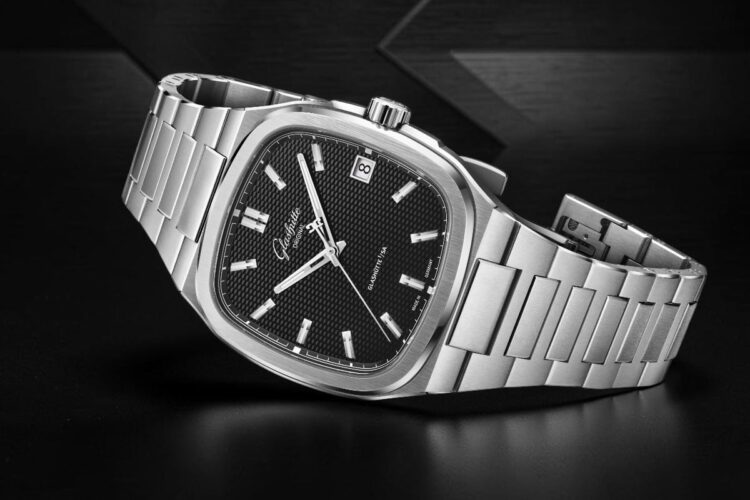 Glashütte Original 70s 2026 Glashütte Original 70s 2026 con cassa TV e bracciale integrato in acciaio.