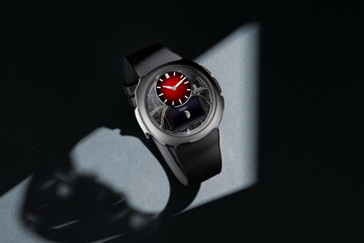 H. Moser & Cie. Off-Grid nero in ambientazione H. Moser & Cie. Off-Grid nero con quadrante rosso in ambientazione scura.