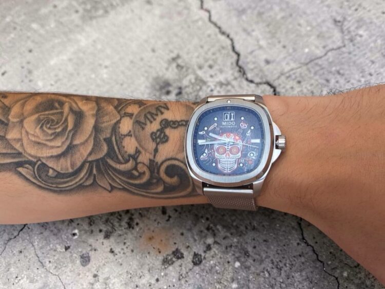 Mido Multifort TV Big Date Día de los Muertos Alebrijes con bracciale milanese su un polso di 15 cm.