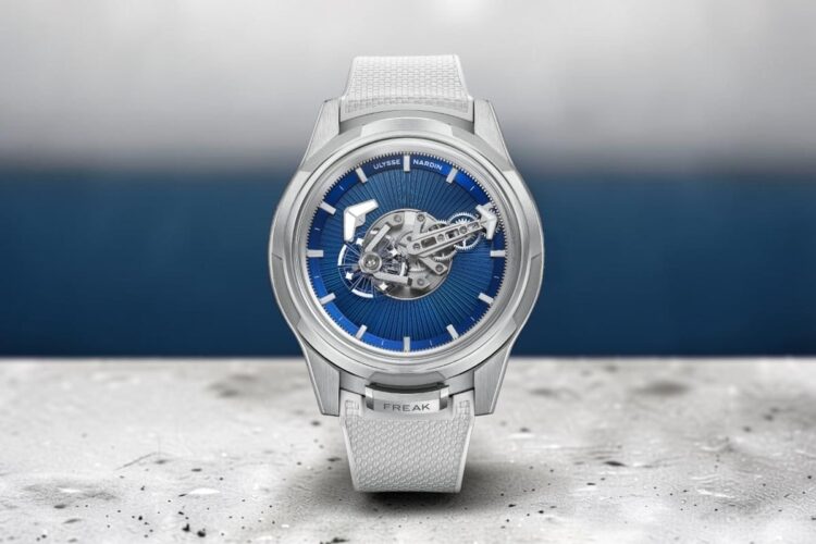 Ulysse Nardin Freak One Blue Enamel Ulysse Nardin Freak One Blue Enamel in titanio con disco delle ore in smalto blu e cinturino bianco