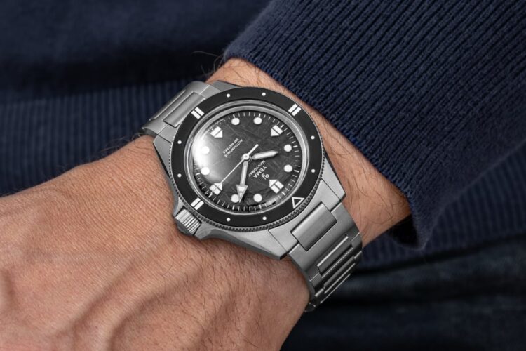 Yema Navygraf Meteorite CMM.10 al polso Yema Navygraf Meteorite CMM.10 con quadrante nero indossato al polso.