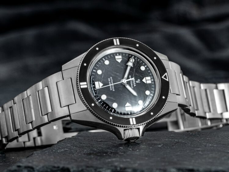 Cassa e bracciale in titanio dello Yema Navygraf Meteorite Yema Navygraf Meteorite CMM.10 con cassa e bracciale in titanio.