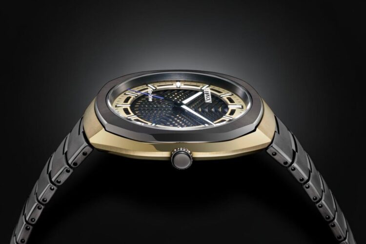 Vista laterale del Citizen Eco-Drive Photon BJ6569-59X: cassa ottagonale in Super Titanium con Duratect nero e oro, bracciale integrato.