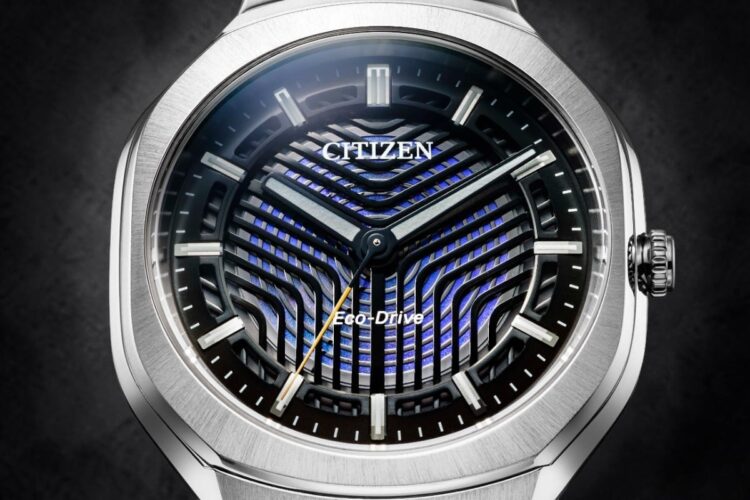 Macro del quadrante Citizen Eco-Drive Photon BJ6560-53W: le fenditure metalliche a onda e il colore strutturale blu visibile tra gli strati.